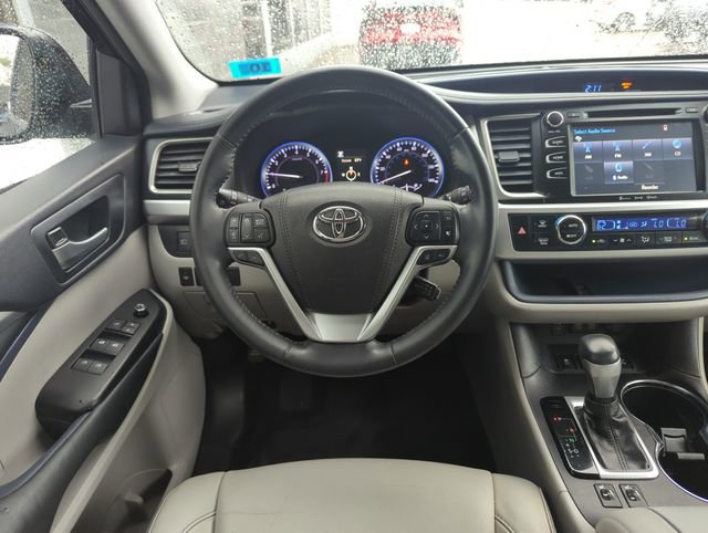 Used 2018 Toyota Highlander XLE w/ Carpet Mat Package (TMS) AWD/4WD image 16