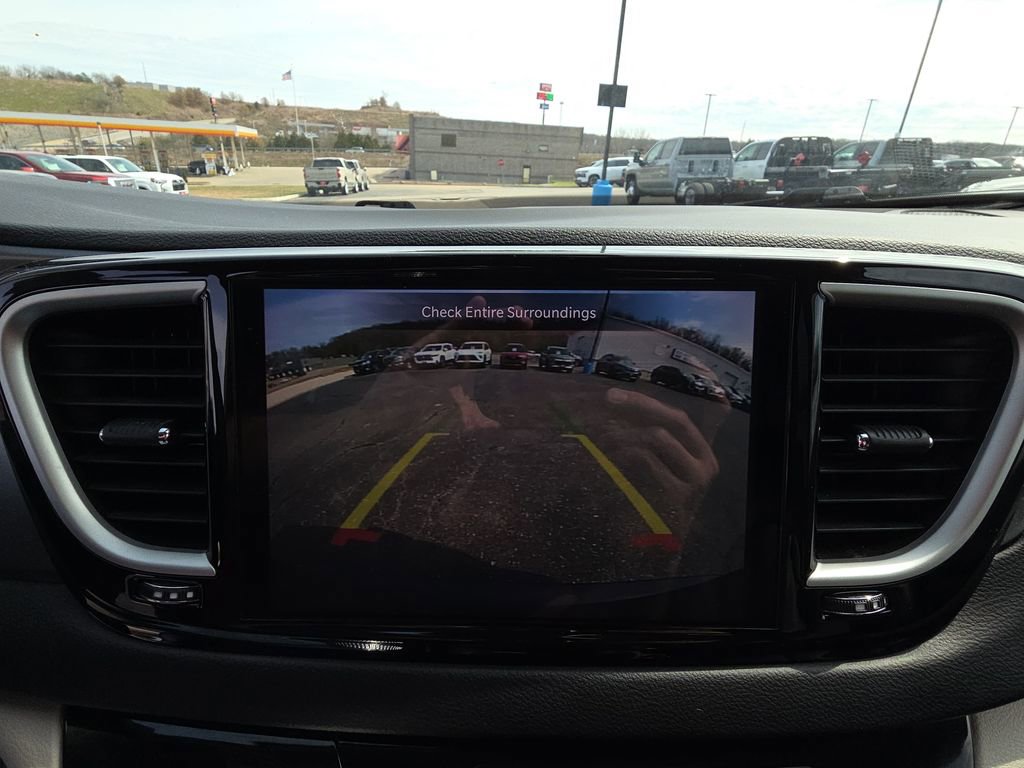Used 2023 Chrysler Pacifica Touring-L image 22
