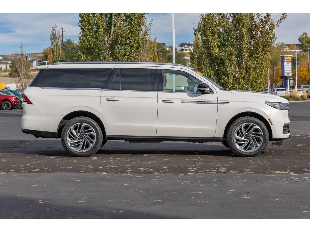 Used 2025 Lincoln Navigator L Reserve image 2