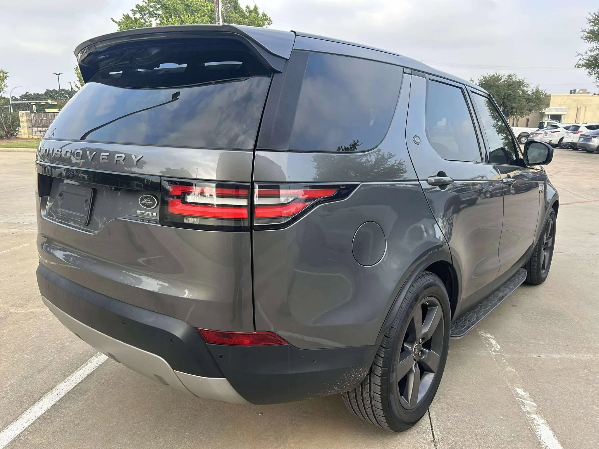 Used 2017 Land Rover Discovery HSE image 5