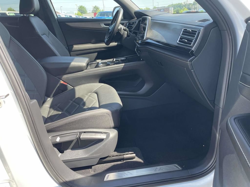 Used 2025 Volkswagen Atlas Cross Sport SE FWD image 15