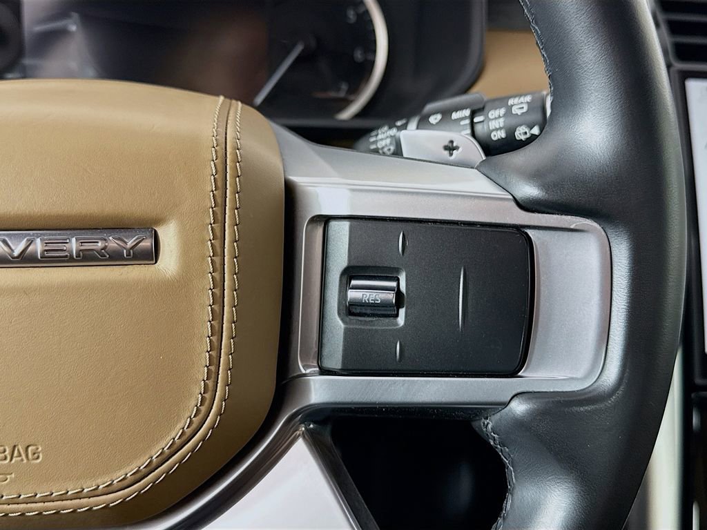 Used 2023 Land Rover Discovery Metropolitan Edition image 12