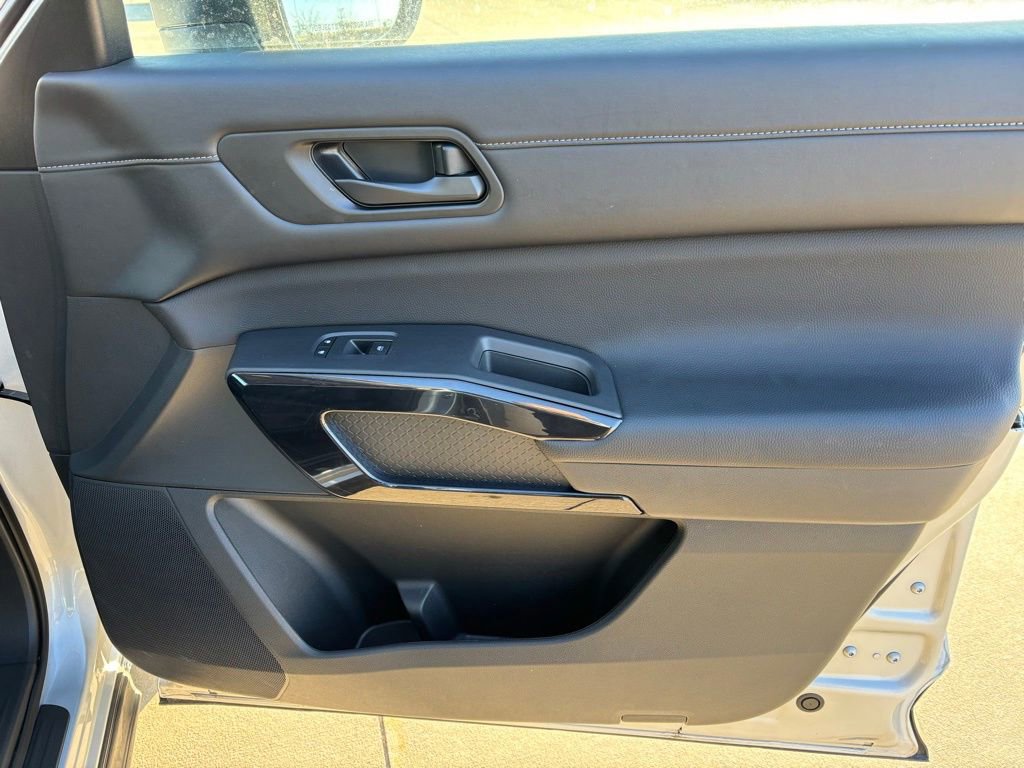 Used 2025 Nissan Pathfinder SV image 15