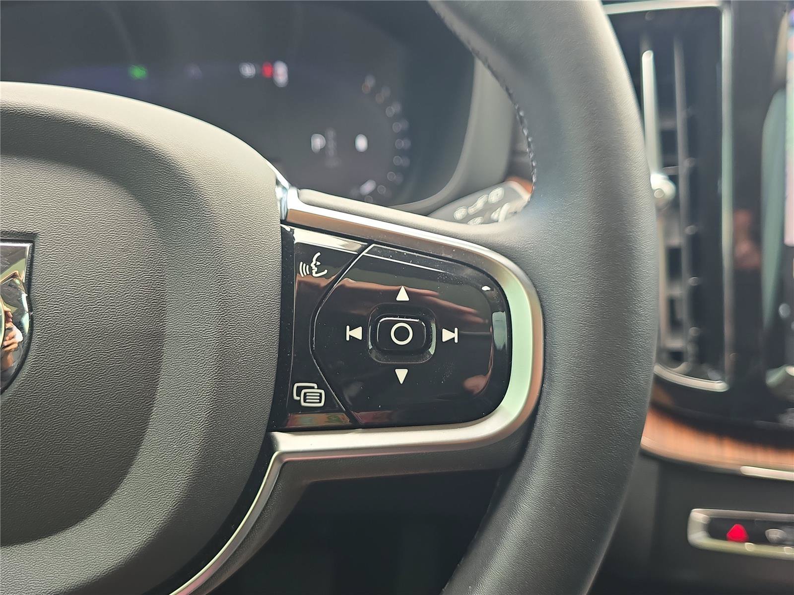 Used 2023 Volvo XC60 B6 Ultimate AWD/4WD image 23
