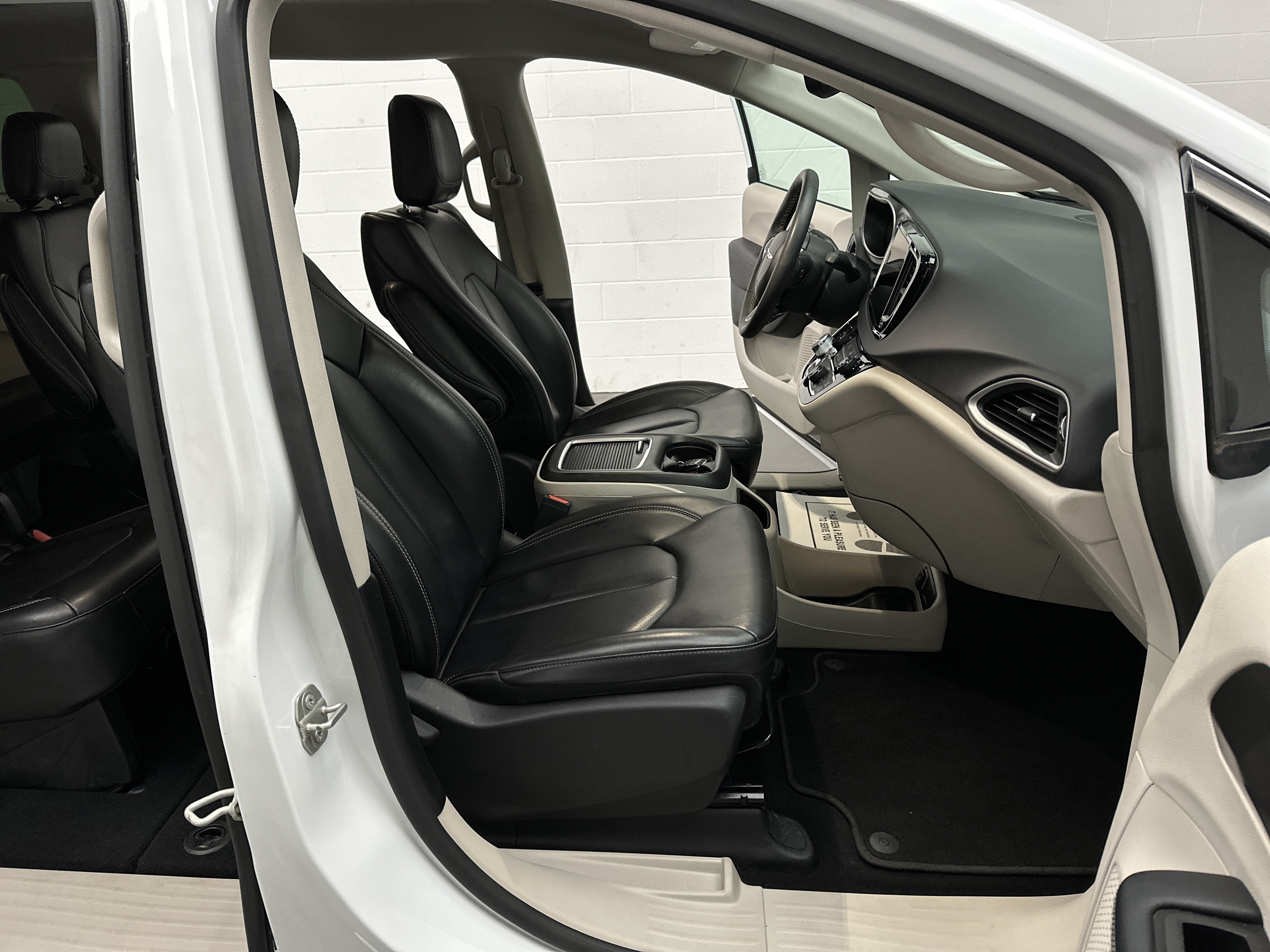 Used 2023 Chrysler Pacifica Touring-L FWD image 23
