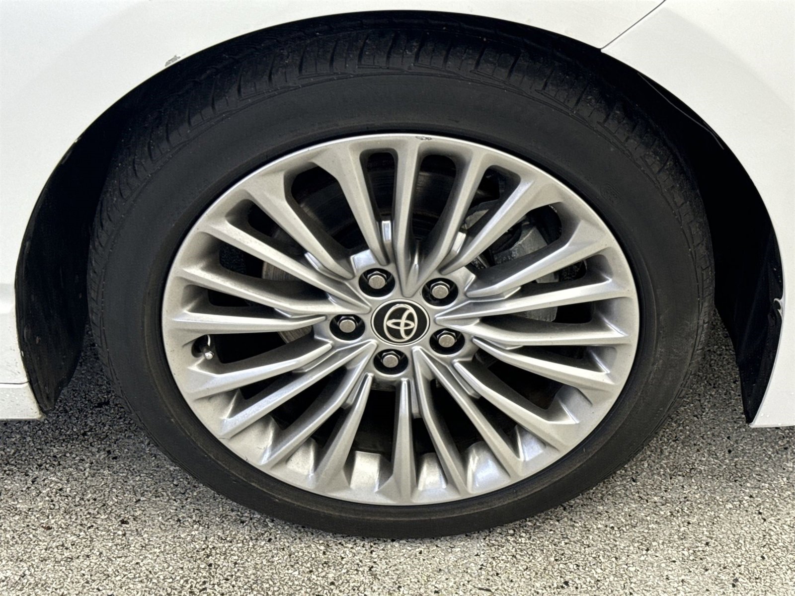 Used 2020 Toyota Avalon Limited image 44