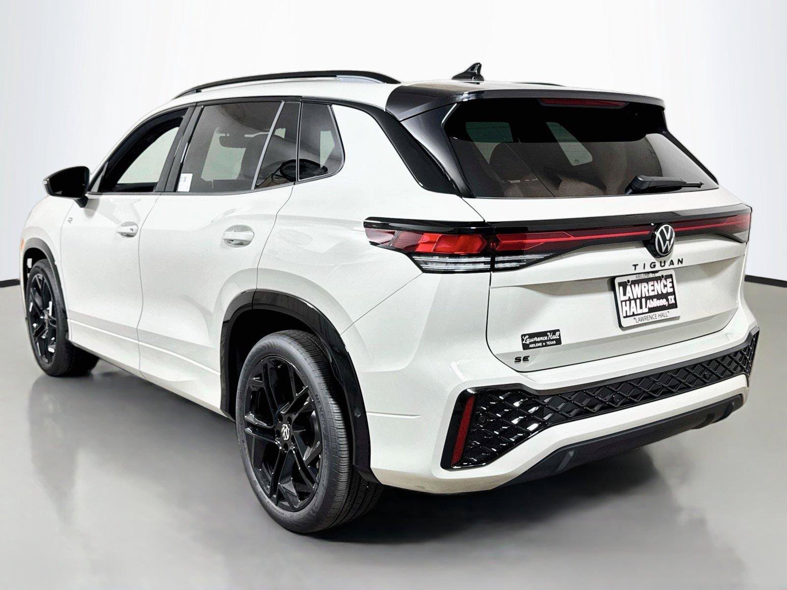New 2026 Volkswagen Tiguan SE R-Line FWD image 3