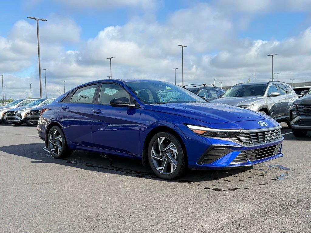 Certified 2025 Hyundai Elantra Sport FWD image 3