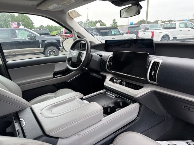 Used 2025 Ford Expedition Active AWD/4WD image 35