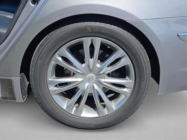 Used 2013 Hyundai Genesis 3.8 w/ Premium Pkg RWD image 23