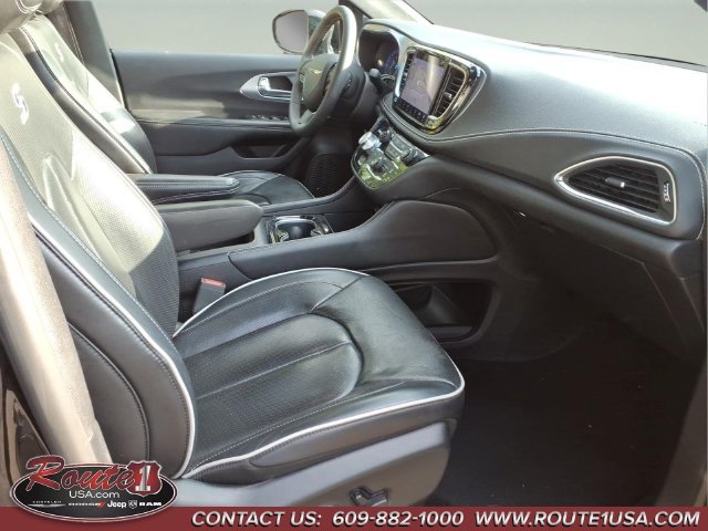 Used 2025 Chrysler Pacifica Limited FWD image 26