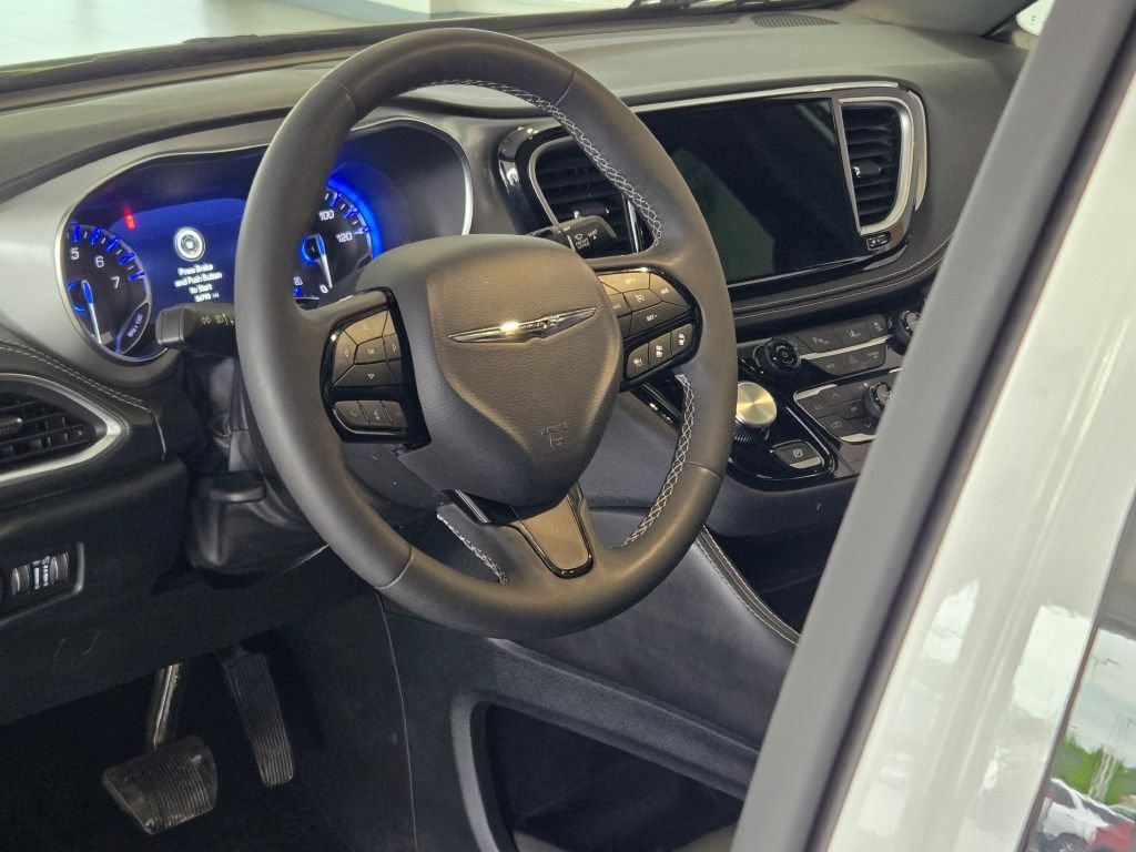 Used 2025 Chrysler Pacifica Limited FWD image 24