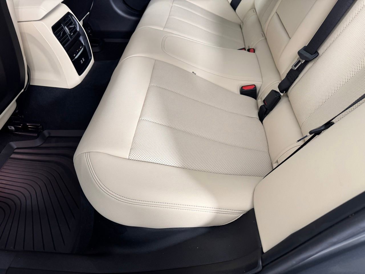 Used 2024 BMW 330i xDrive Sedan w/ Convenience Package image 24