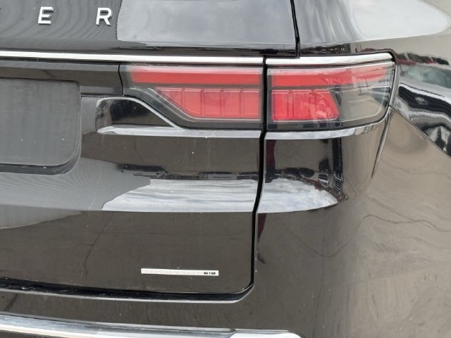 Used 2024 Jeep Wagoneer L Series II RWD image 6