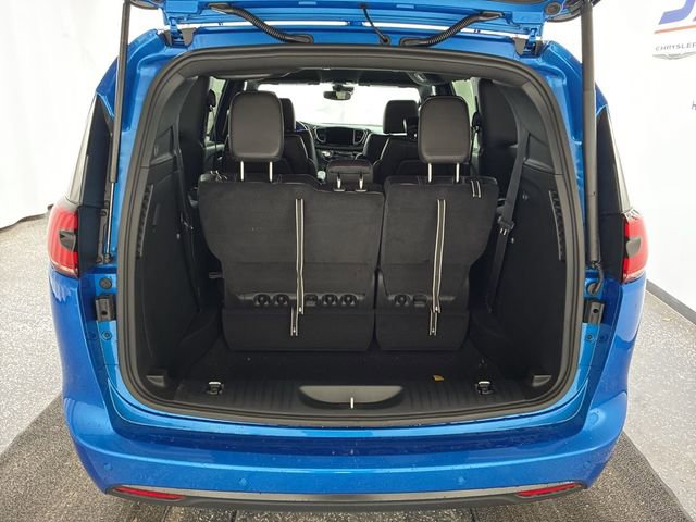 New 2026 Chrysler Pacifica Select w/ S Appearance Package image 6