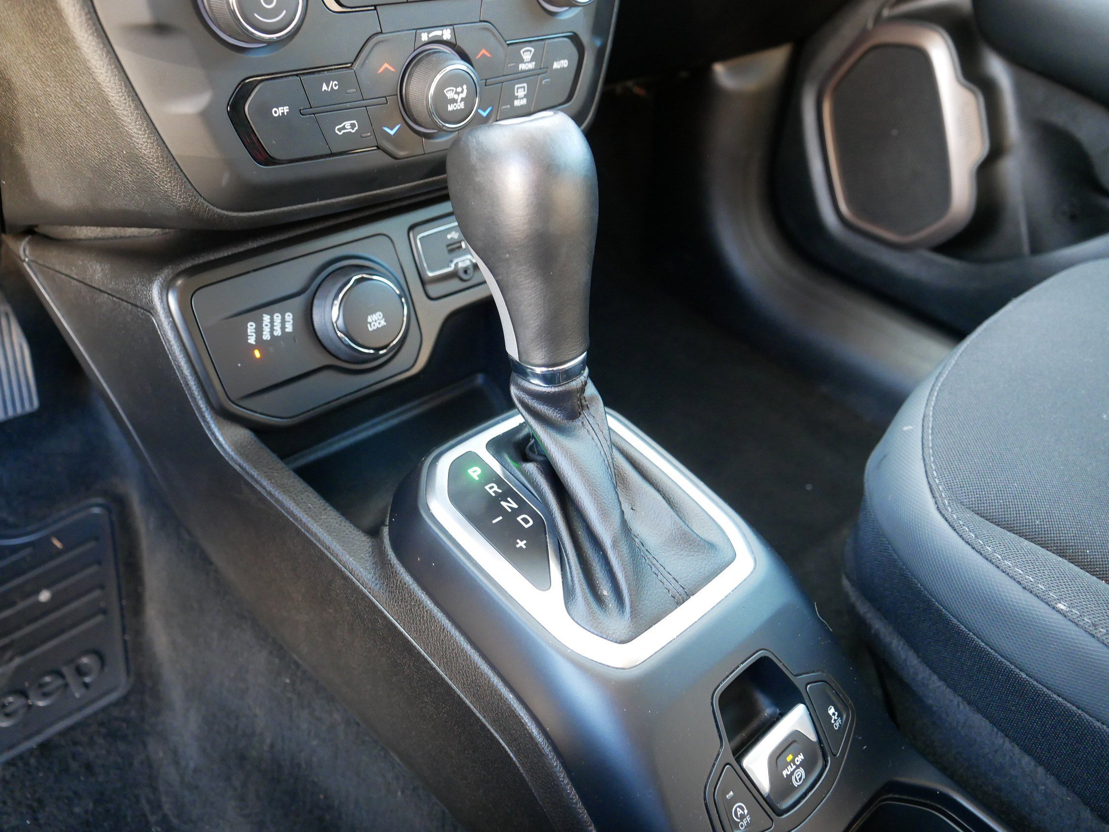 Used 2023 Jeep Renegade Latitude image 24