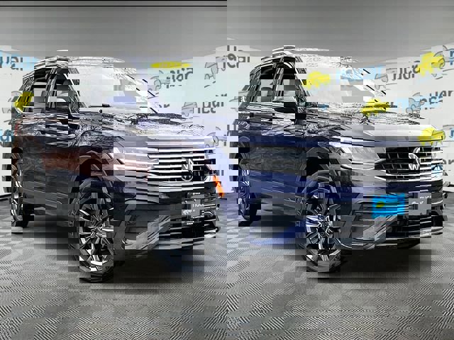 Used 2022 Volkswagen Tiguan SE AWD/4WD image 1