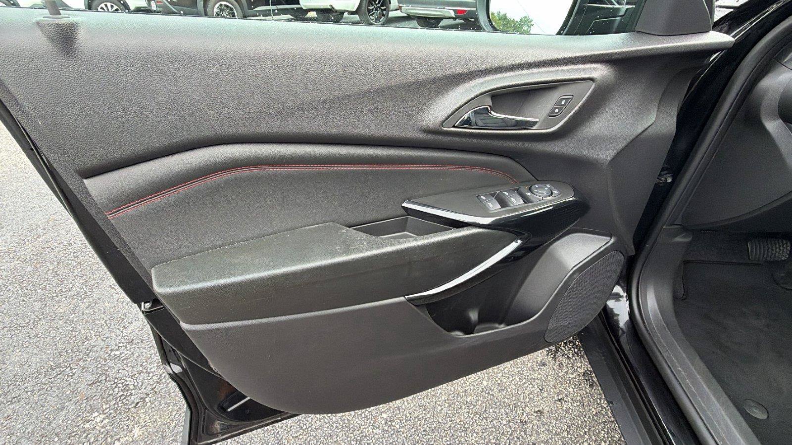 Used 2025 Chevrolet Trax RS w/ Sunroof Package FWD image 15
