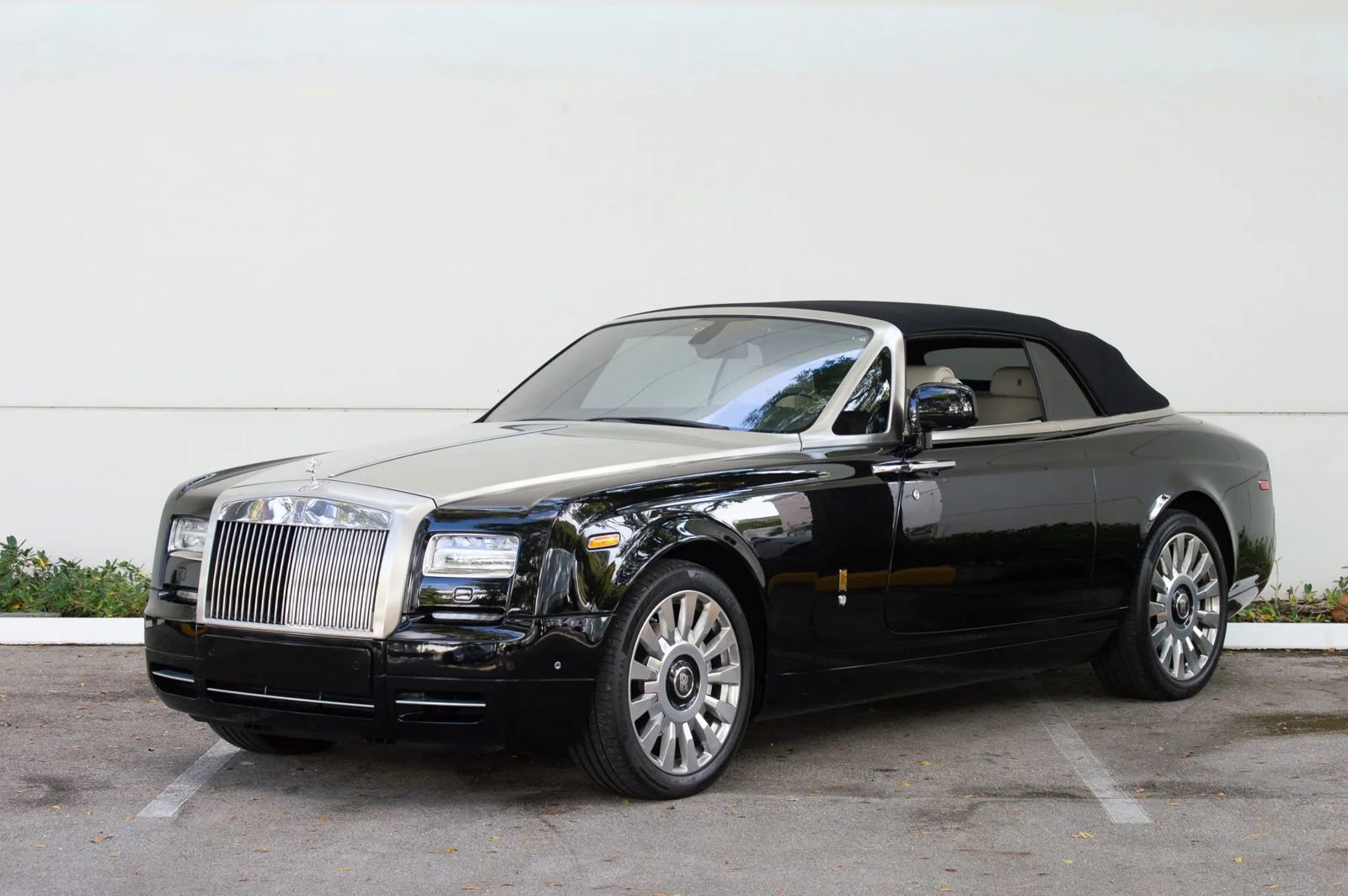Used 2016 Rolls-Royce Phantom Drophead Coupe image 2