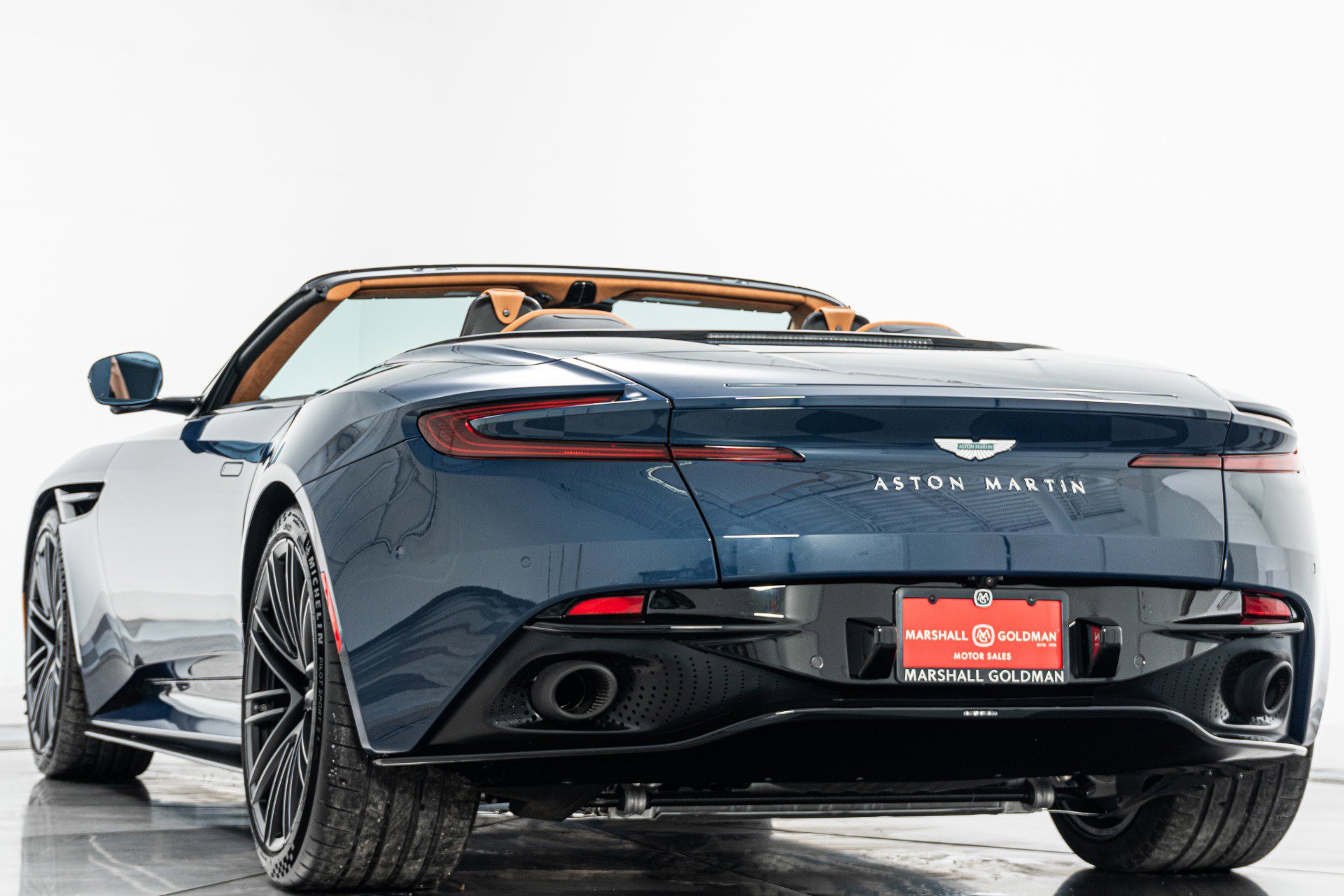 Used 2024 Aston Martin DB12 Volante -Carbon Fiber Bucket S image 7