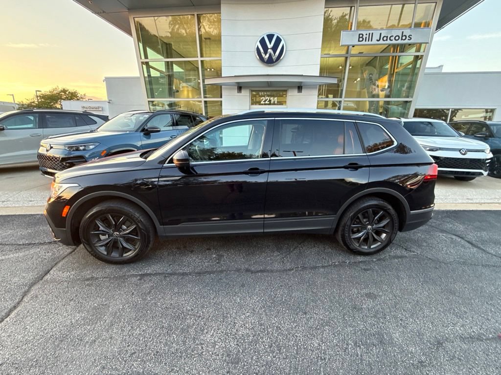 Used 2024 Volkswagen Tiguan SE w/ Panoramic Sunroof Package AWD/4WD image 3