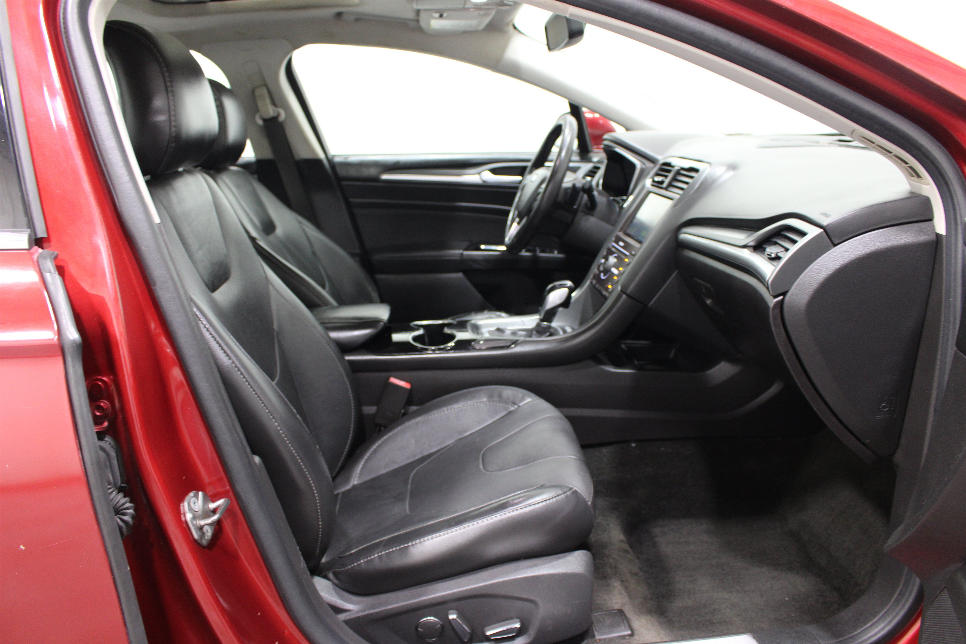 Used 2016 Ford Fusion Titanium FWD image 26