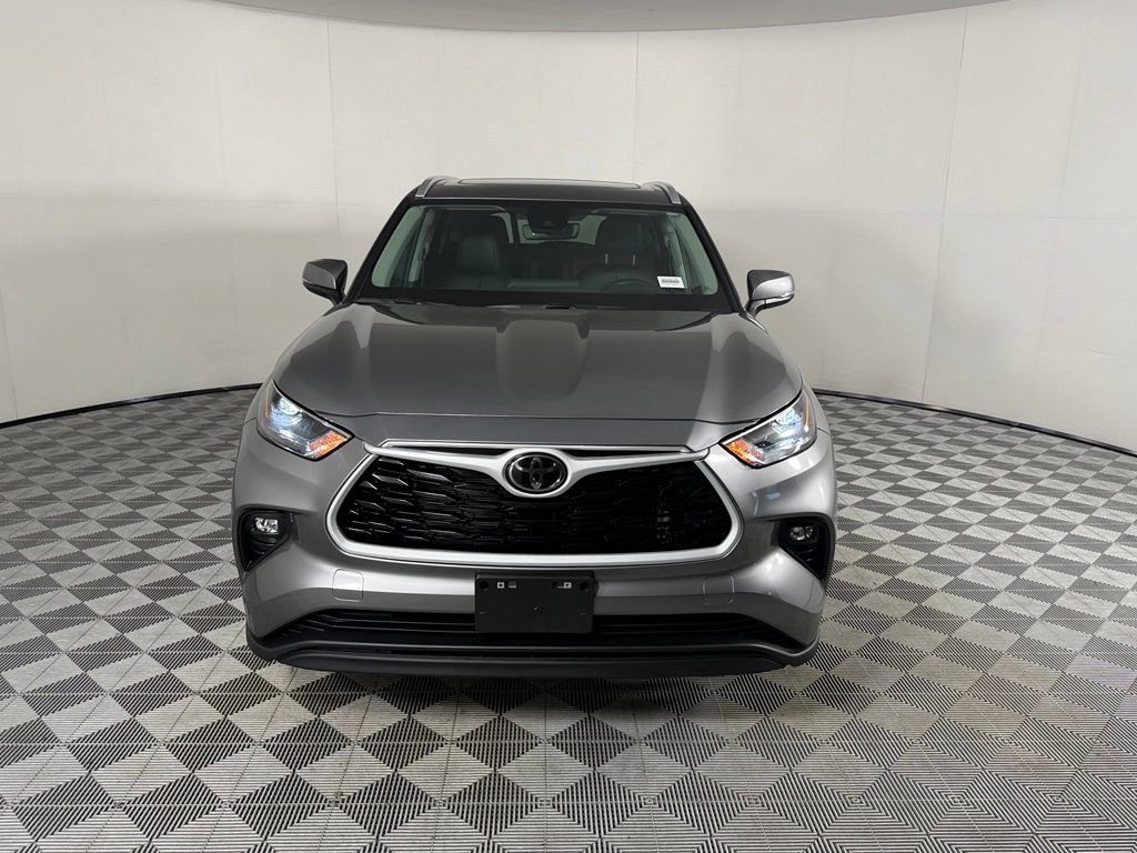 Used 2025 Toyota Highlander XLE FWD image 5