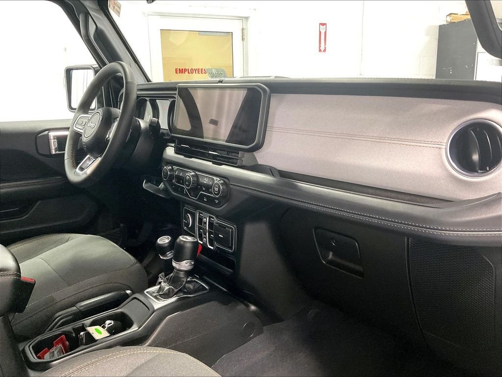 Used 2024 Jeep Wrangler Unlimited Sahara AWD/4WD image 14