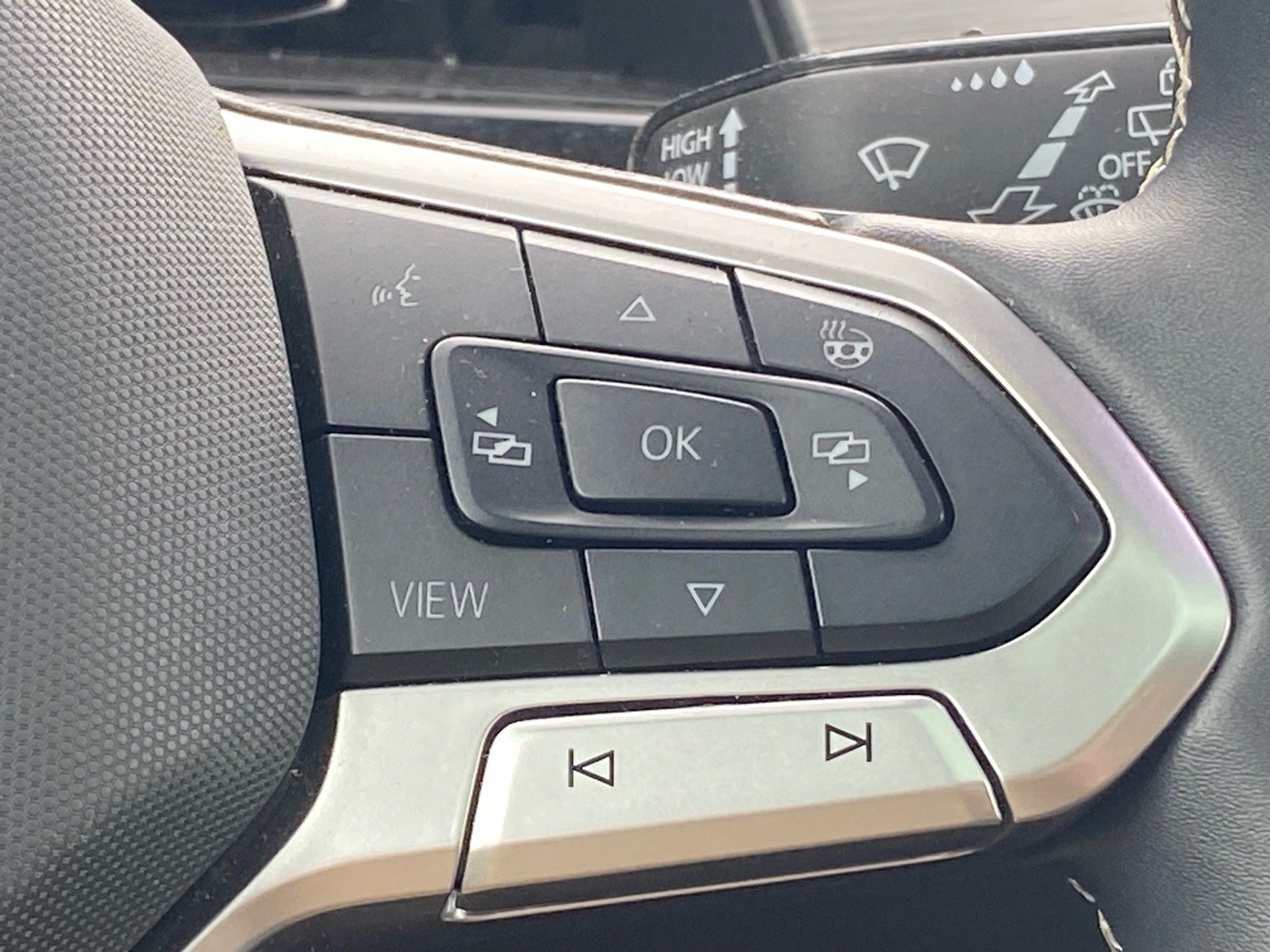 Certified 2025 Volkswagen Atlas Cross Sport SE FWD image 6