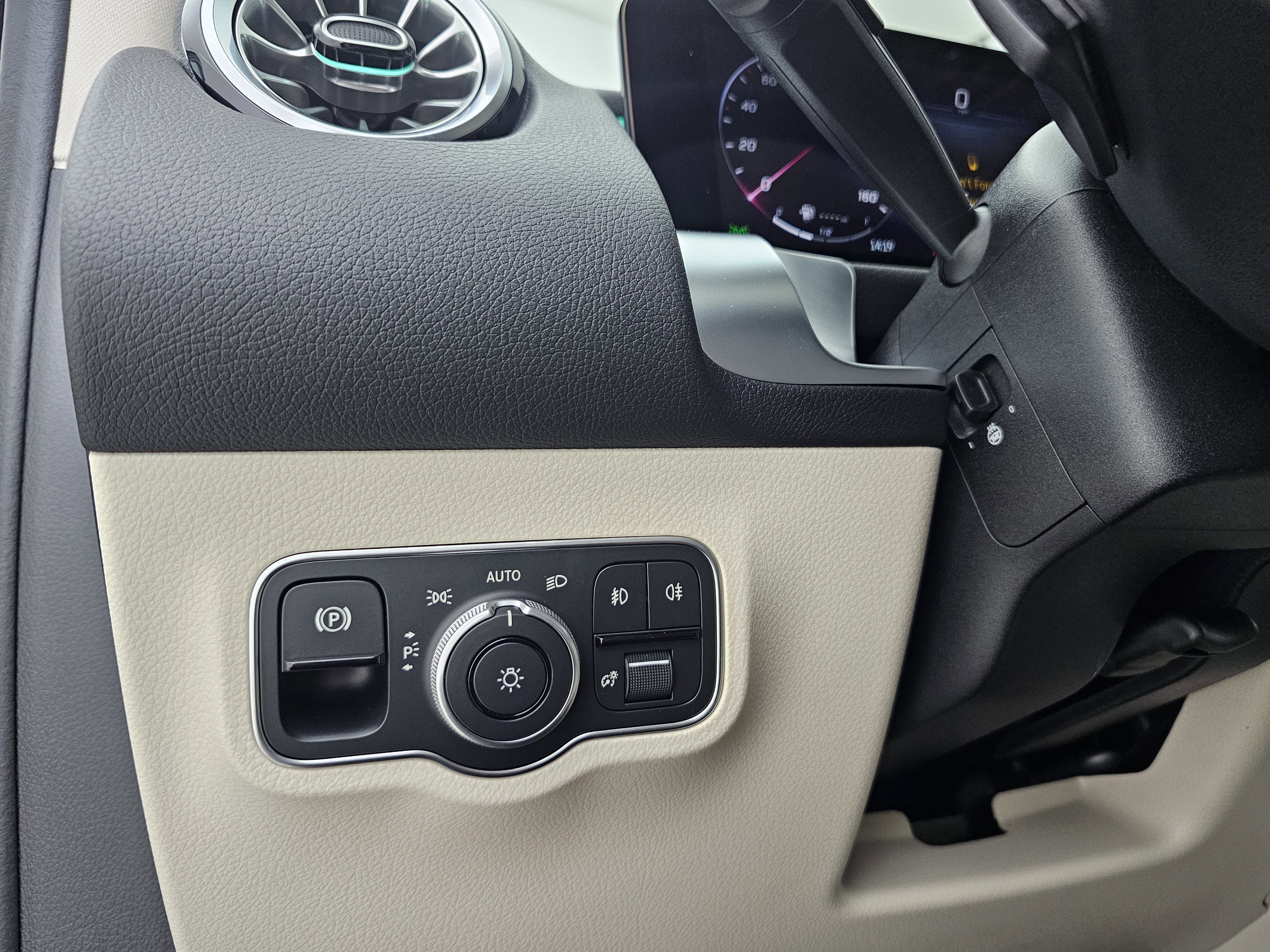 New 2026 Mercedes-Benz GLB 250 4MATIC image 8