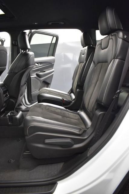 Used 2023 Jeep Grand Cherokee L Laredo AWD/4WD image 10