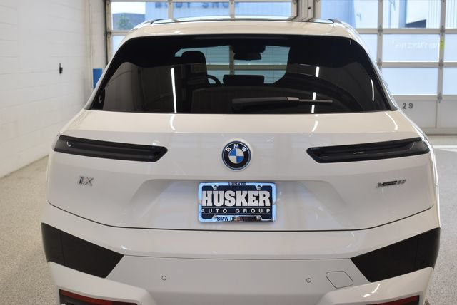 Used 2023 BMW iX xDrive50 w/ Sport Package AWD/4WD image 11