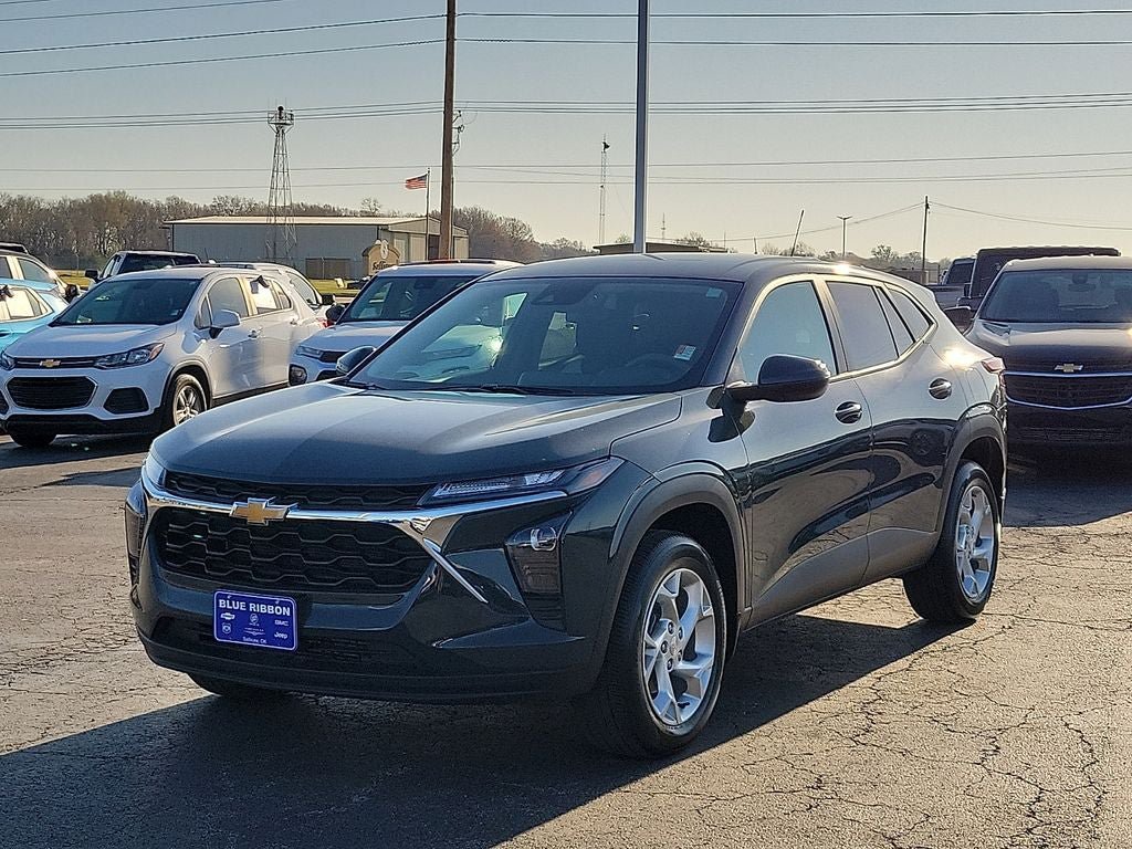 Used 2025 Chevrolet Trax LS w/ LS Convenience Package FWD image 2