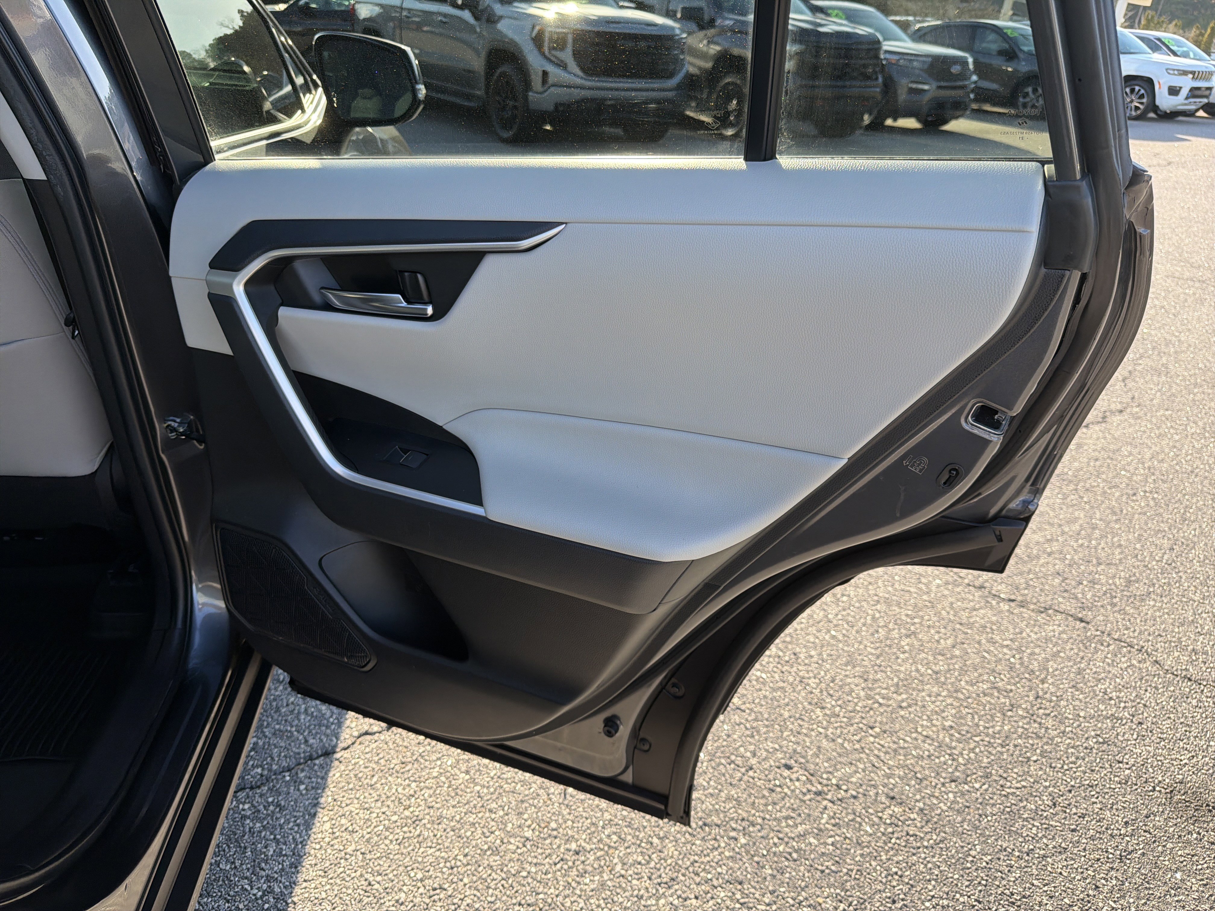 Certified 2022 Toyota RAV4 XLE w/ Convenience Package image 28