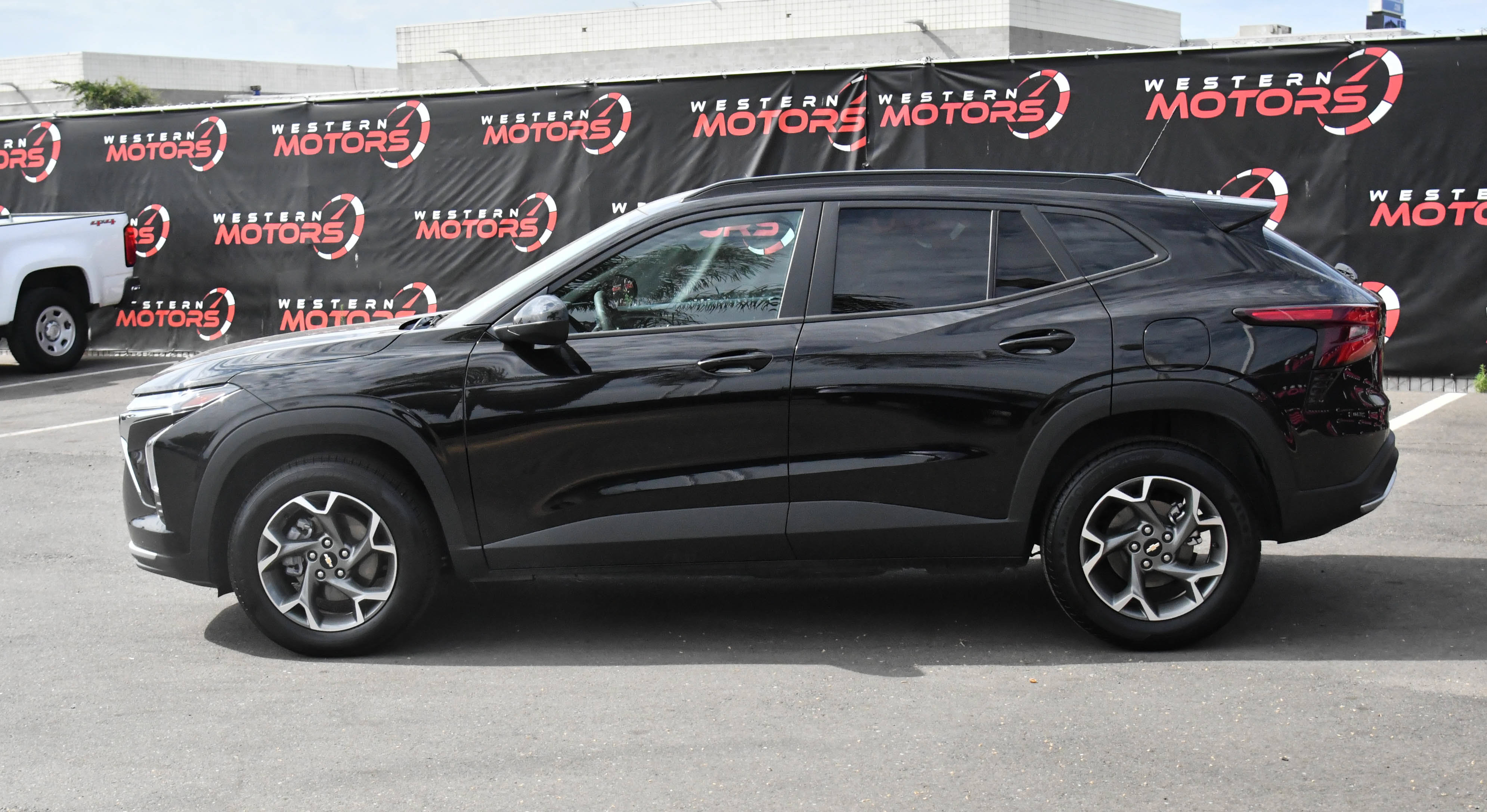 Used 2025 Chevrolet Trax LT FWD image 4