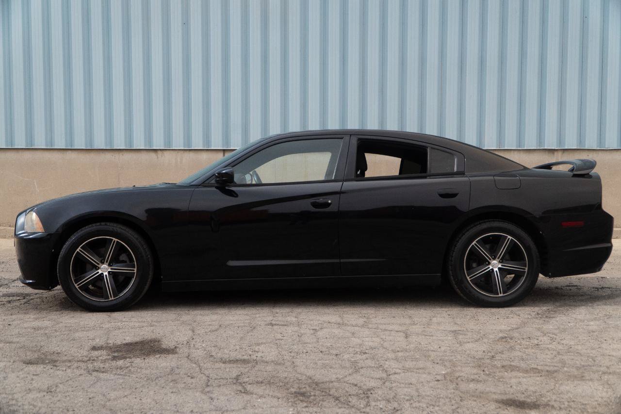 Used 2013 Dodge Charger SE RWD image 6