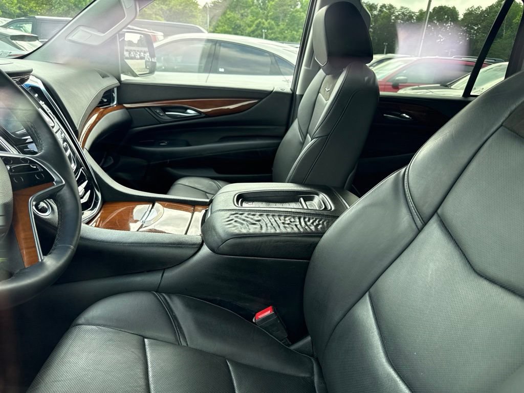 Used 2017 Cadillac Escalade Luxury AWD/4WD image 3