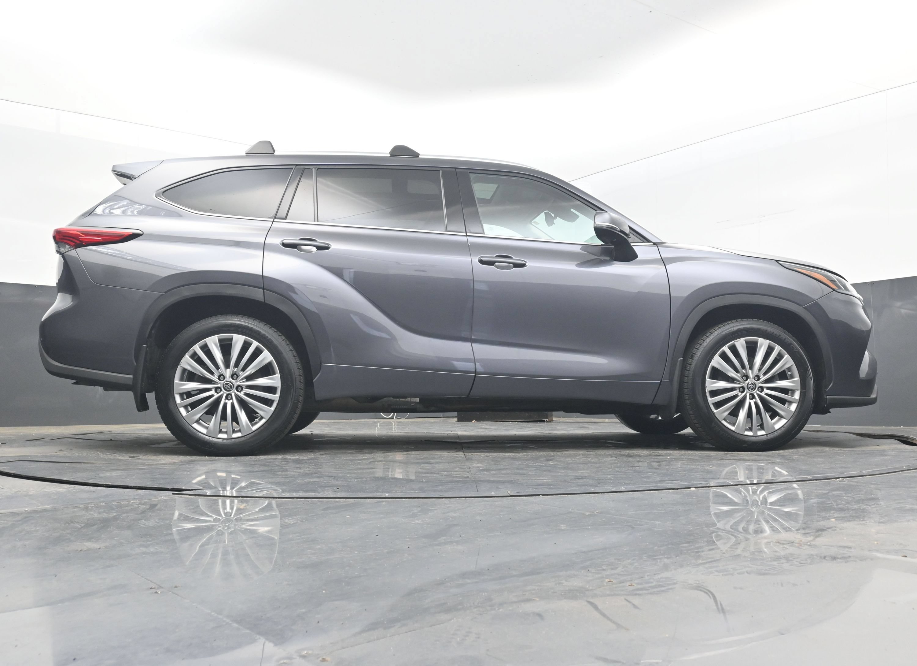 Used 2022 Toyota Highlander Platinum AWD/4WD image 28