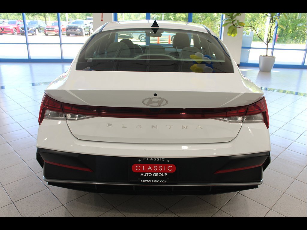 Used 2025 Hyundai Elantra SEL FWD image 6
