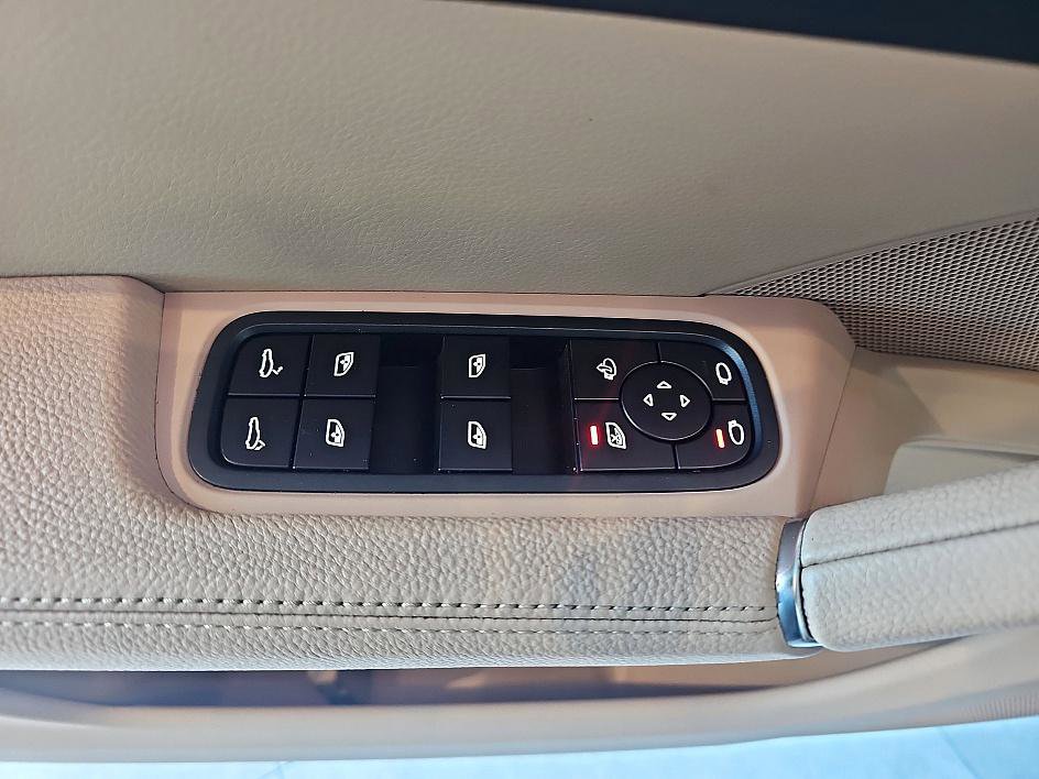 Used 2022 Porsche Cayenne image 12