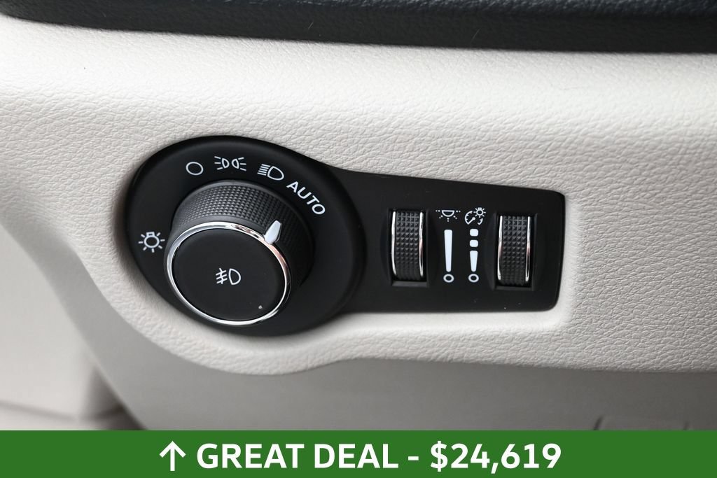 Used 2023 Chrysler Pacifica Limited FWD image 25