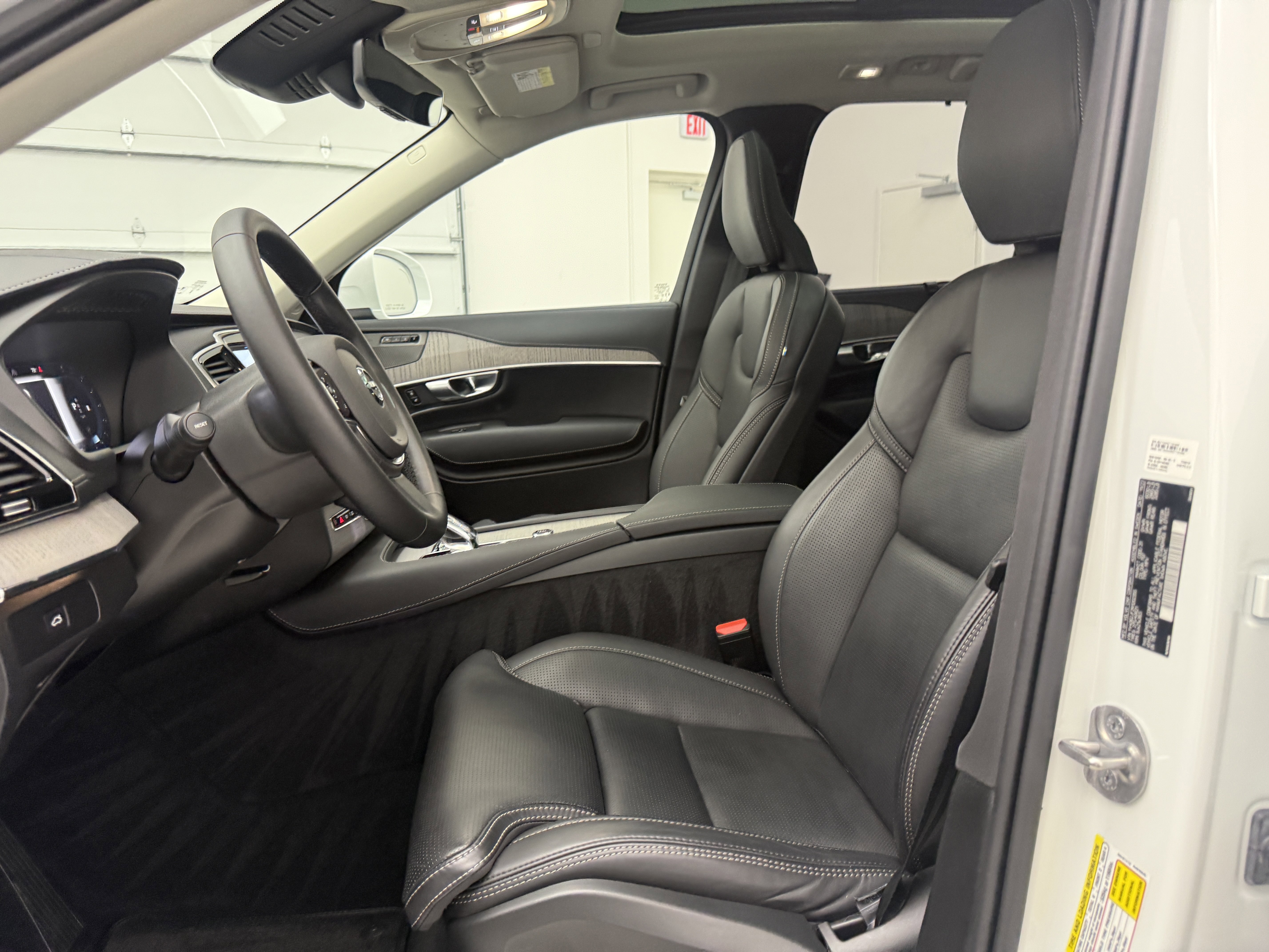 Certified 2024 Volvo XC90 B6 Ultimate w/ Protection Package Premier image 12