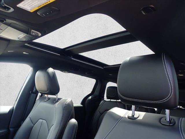 New 2027 Chrysler Pacifica Select AWD/4WD image 15