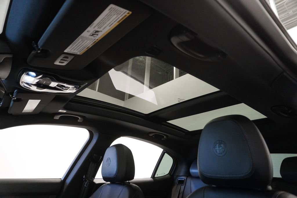 Used 2024 Alfa Romeo Stelvio Sprint image 9