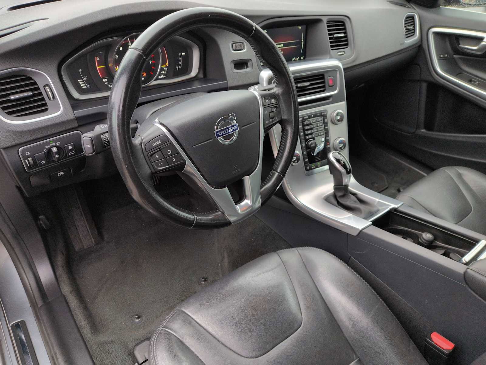 Used 2017 Volvo V60 T5 Premier w/ Convenience Package image 2