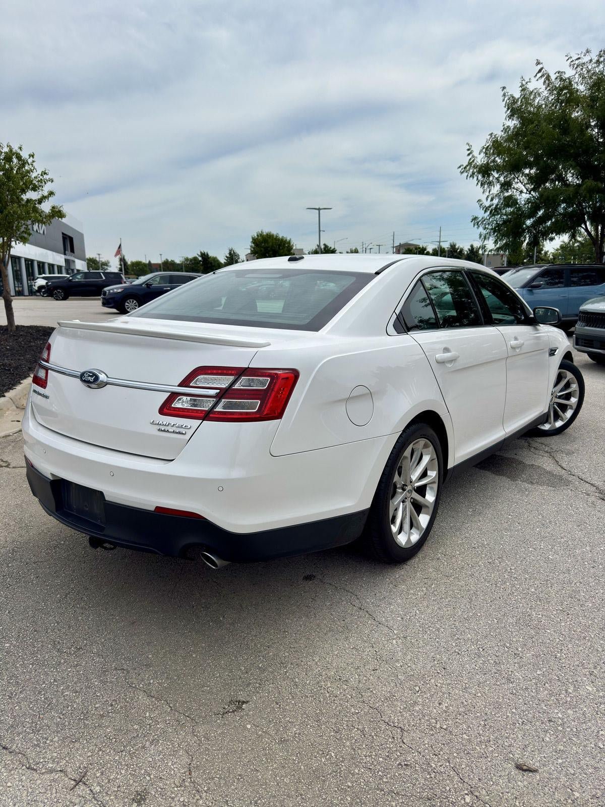 Used 2016 Ford Taurus Limited w/ Equipment Group 301A FWD image 5