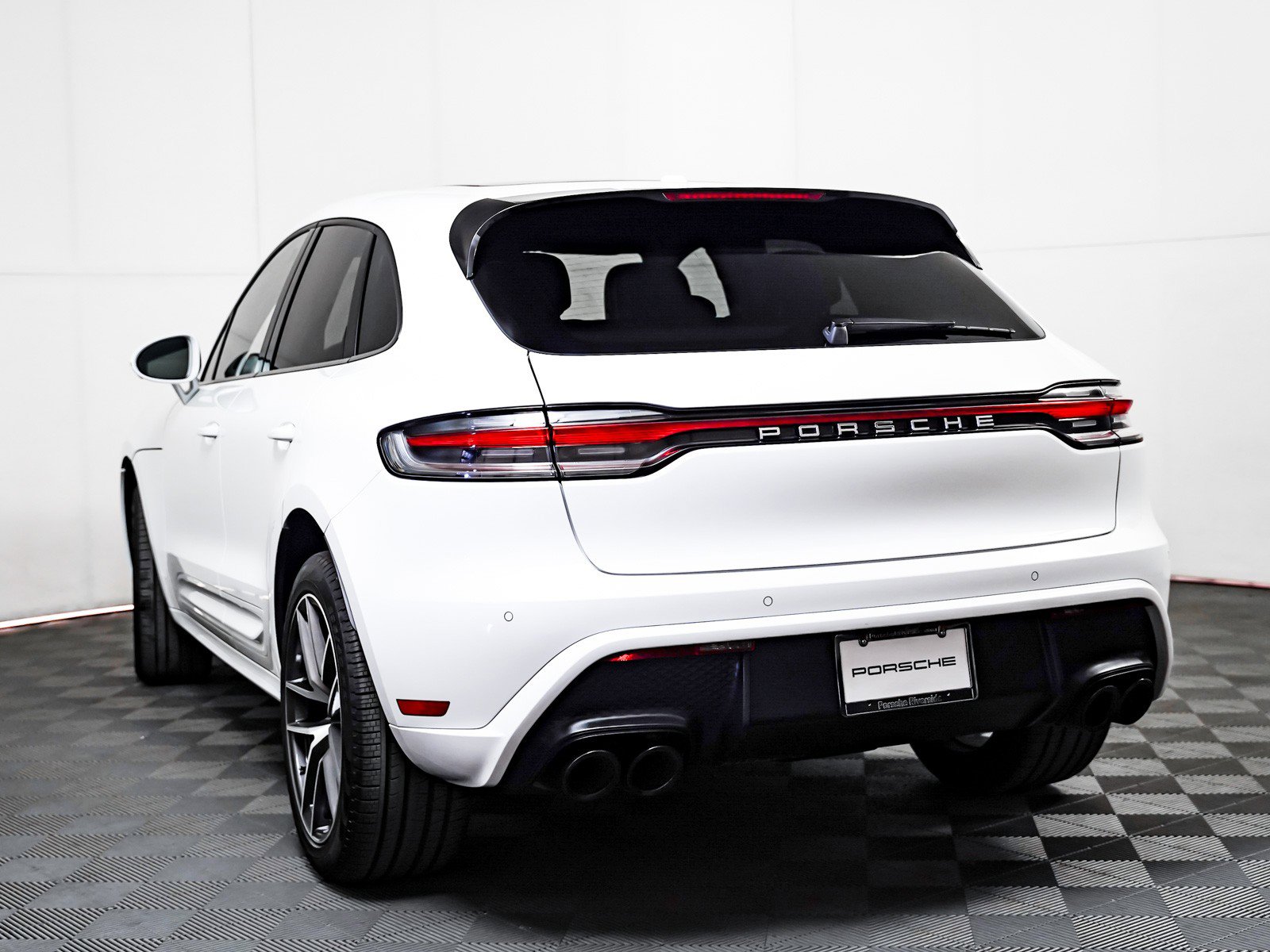 Certified 2024 Porsche Macan image 3