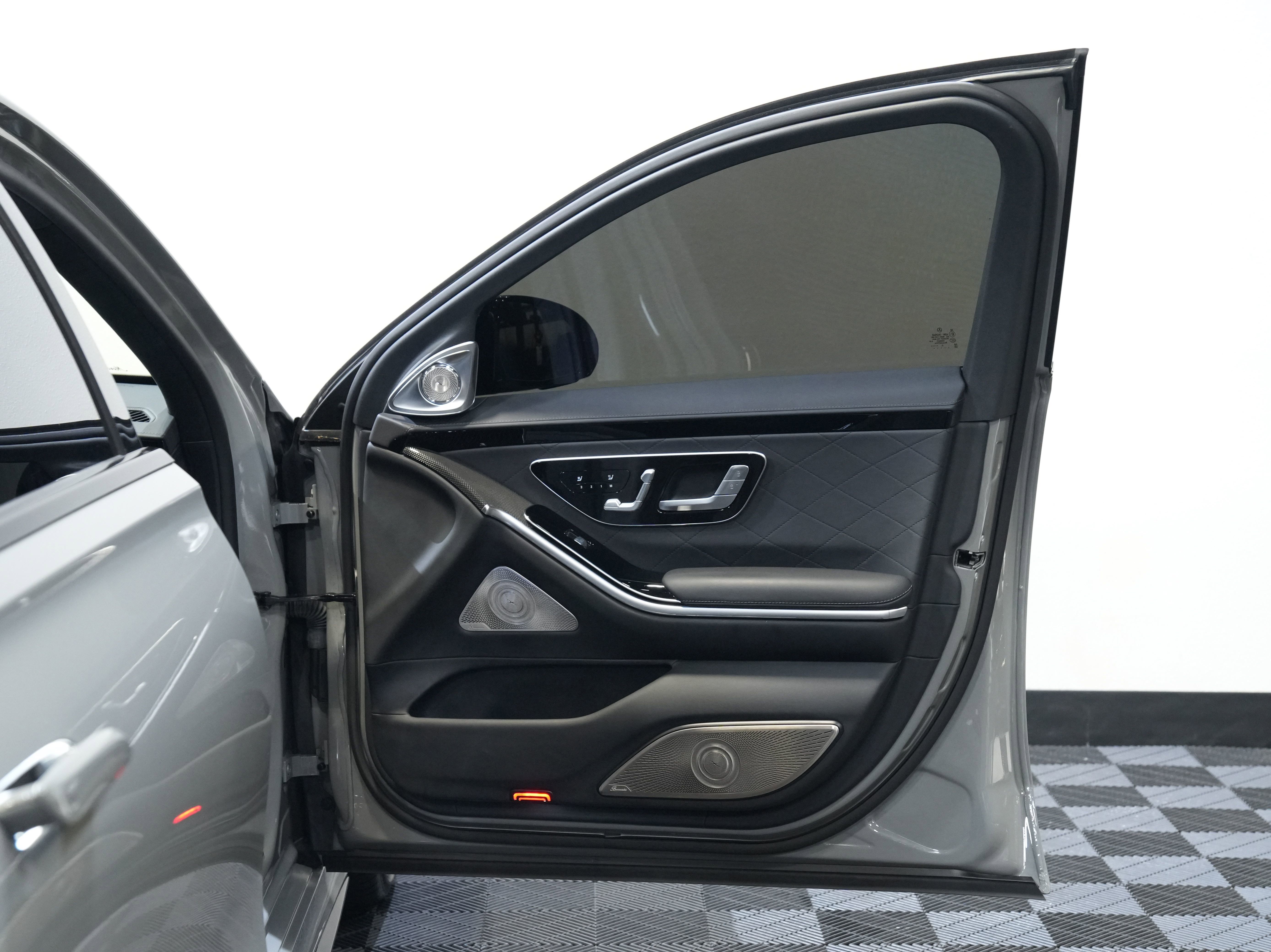 Used 2022 Mercedes-Benz S 580 4MATIC Sedan w/ AMG Line Package image 24