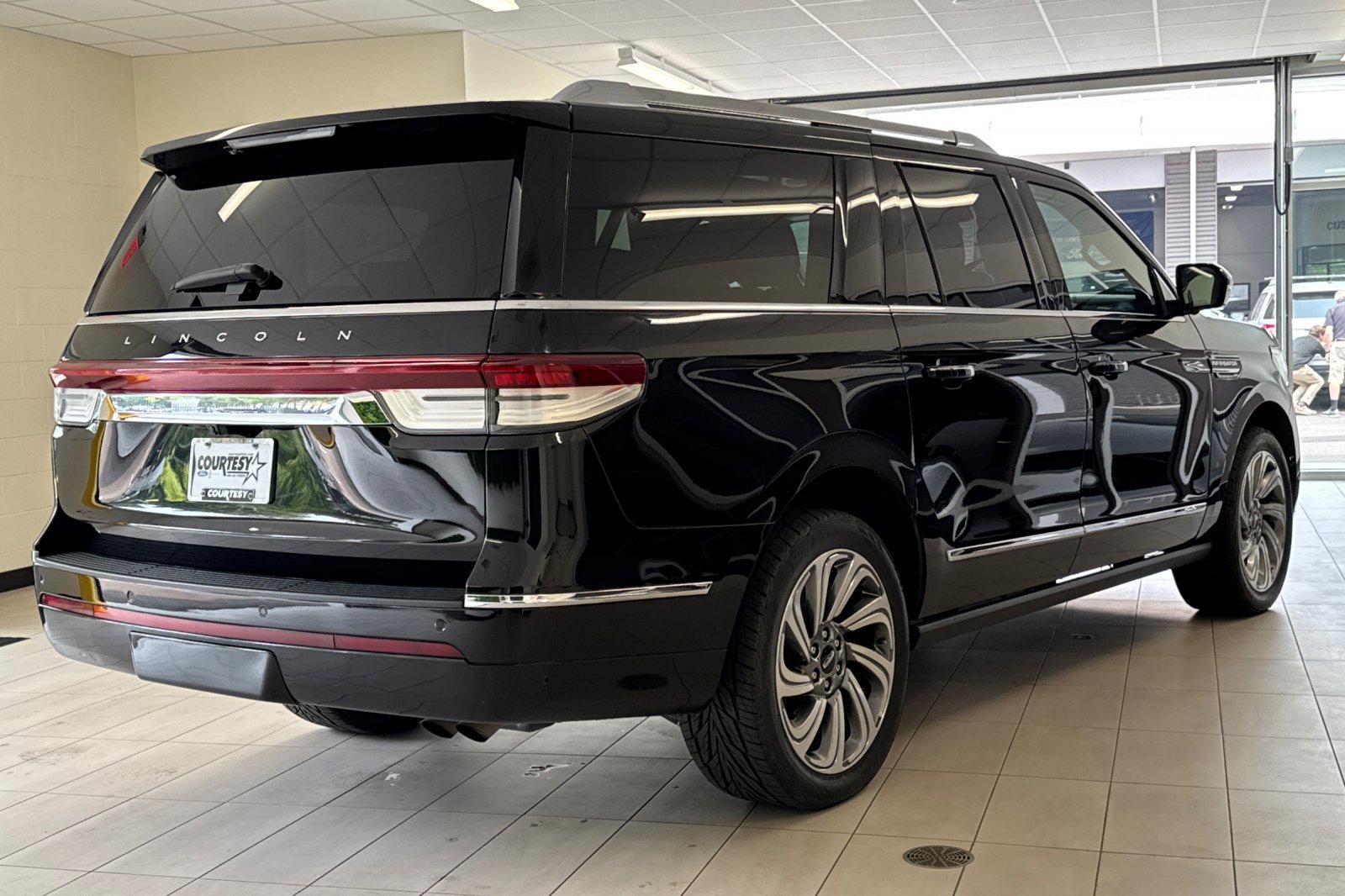 Certified 2023 Lincoln Navigator L Reserve w/ Equipment Group 201A AWD/4WD image 4