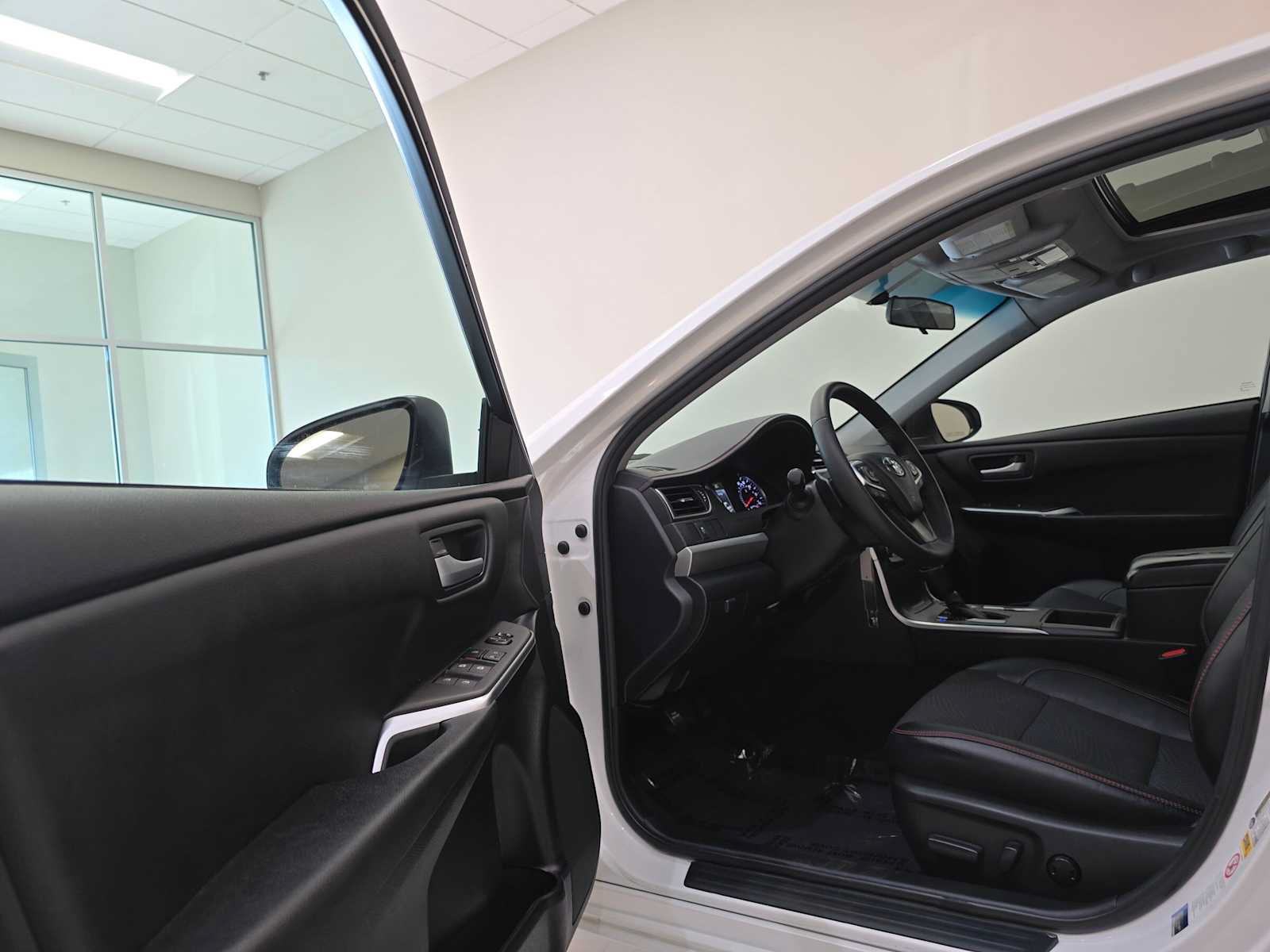 Used 2016 Toyota Camry SE w/ Moonroof Package FWD image 20